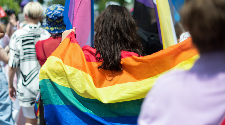 Guía de outfits para el Orgullo 2026: lencería, bikinis y looks que enamoran