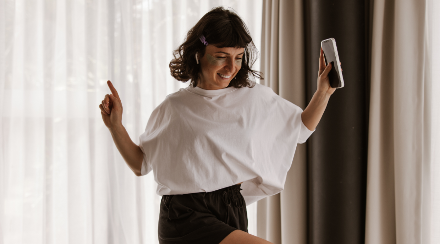 Cómo combinar tu lencería con prendas oversize (sin perder estilo)