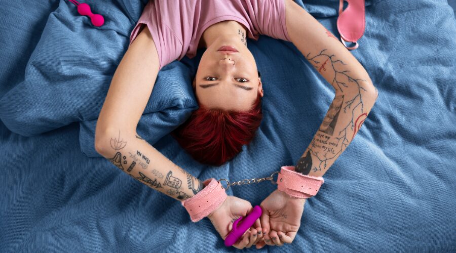 Mujer en la cama con esposas